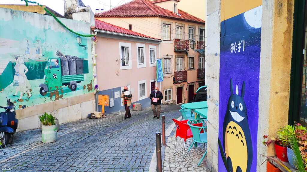 בתים צבעוניים ושמחים במרכז ליסבון