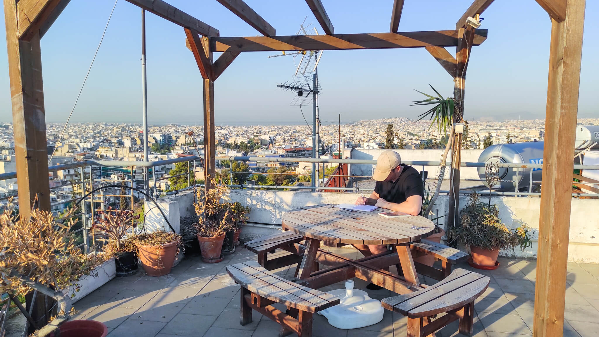 ירון בין על רקע אתונה, במחשבות על השנה שהייתה